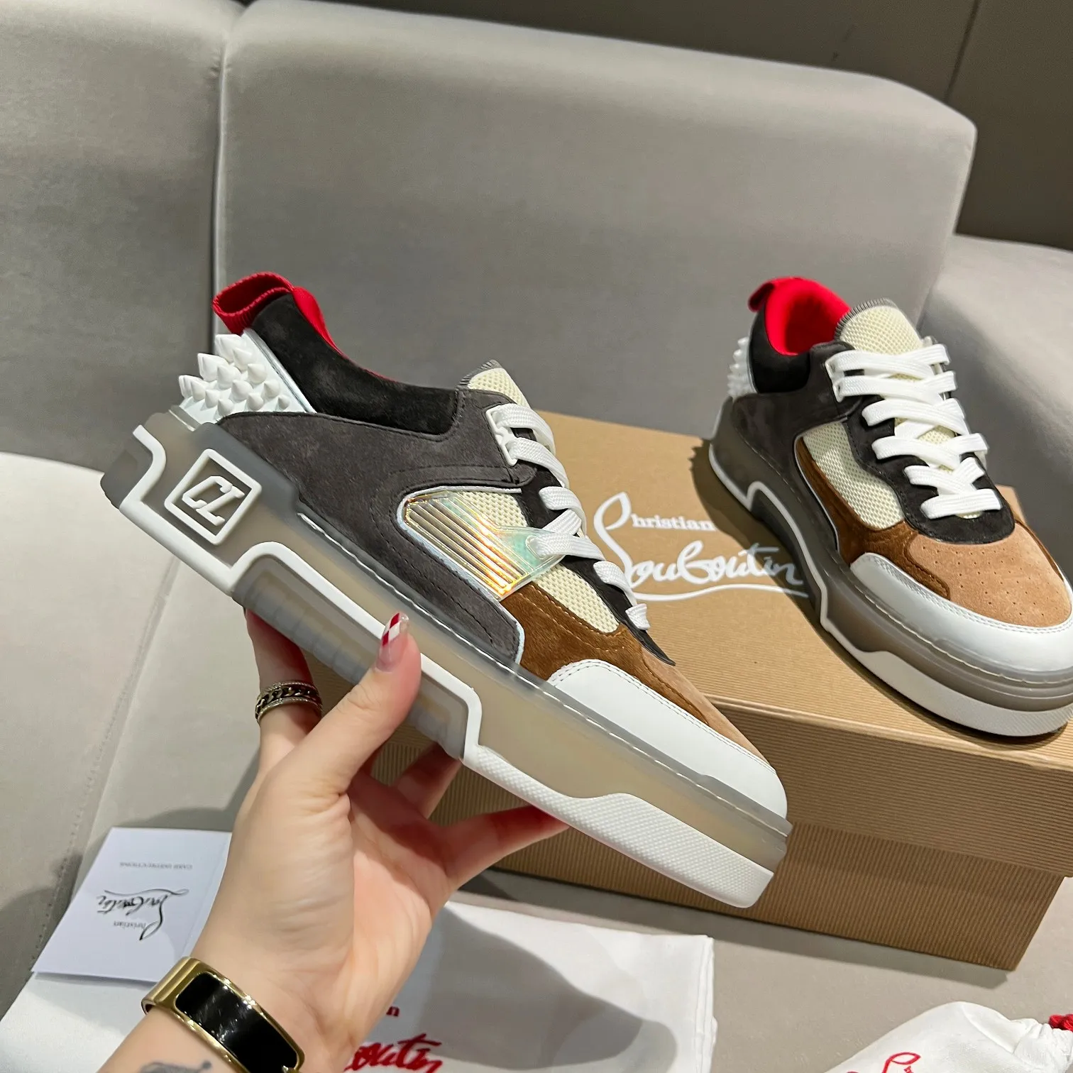 Men's shoes 💰700 🌹🌹🌹̋ Wang Junkai Yang Mi Xu Kai Zhang Jingyi Ding Chengxin Chen Muchi Wang Ziyi Same style Christian Louboutin 2024 [New product] ASTROLOUBI unisex thick-soled sports shoes red-soled shoes perfectly integrate fashion and sports, The fabrics are made of luxurious calfskin, soft suede, smooth satin and laminated leather, and the back is decorated with classic rivets. The interior is blended with a knitted tongue for added durability, breathability and quick-drying comfort. The outsole is made of a combination of EVA foam and imported rubber, and the colorful CL iconic letters on the side of the outsole show the brand's unique style. It is a ceiling-level comfortable skate shoe! ! ! Multiple colors available, currently men’s sizes 39--45